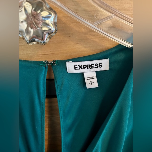 Green Express size S petite long-sleeve dress. - Picture 3 of 5